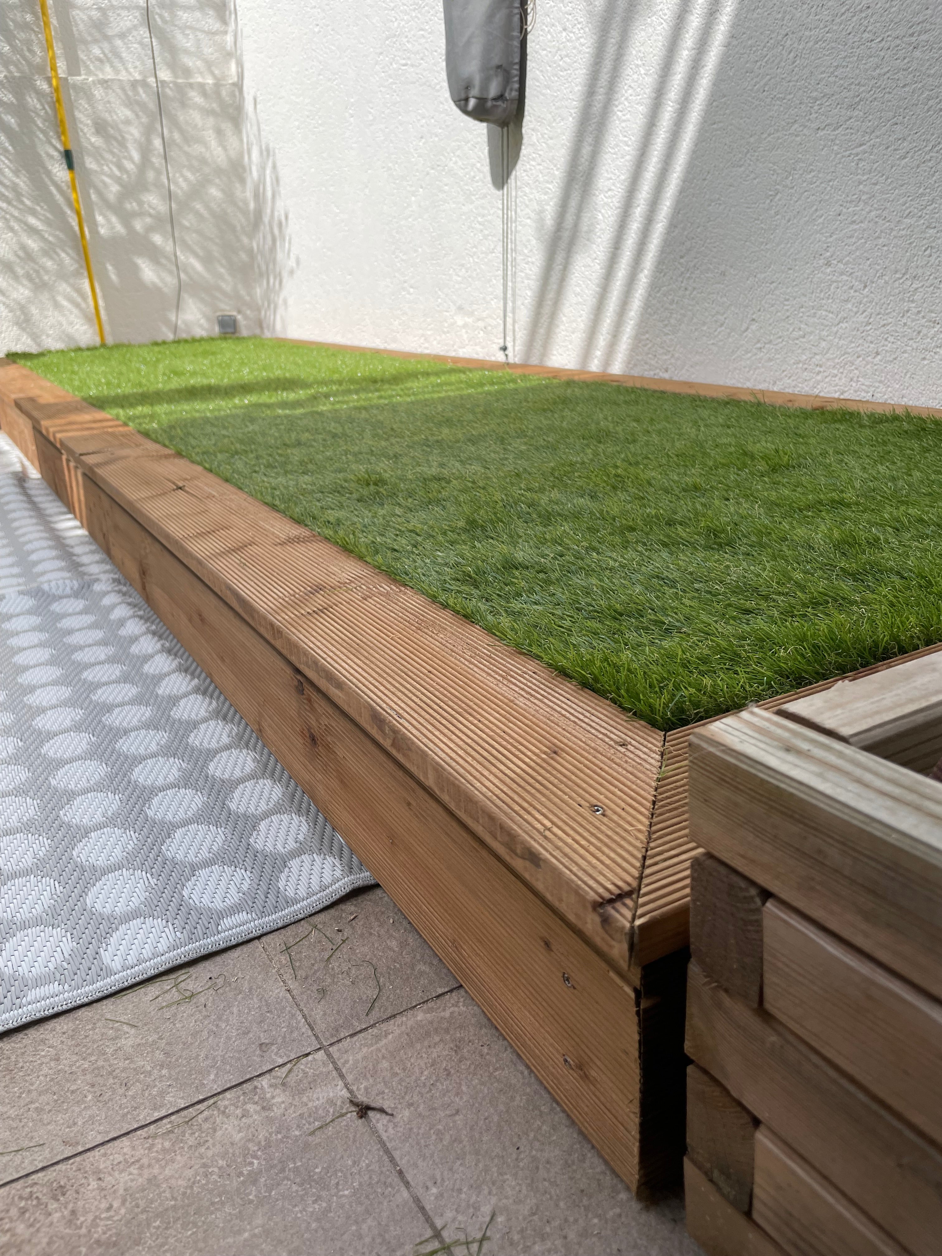 Menuiserie - Estrade gazon artificiel pour terrasse