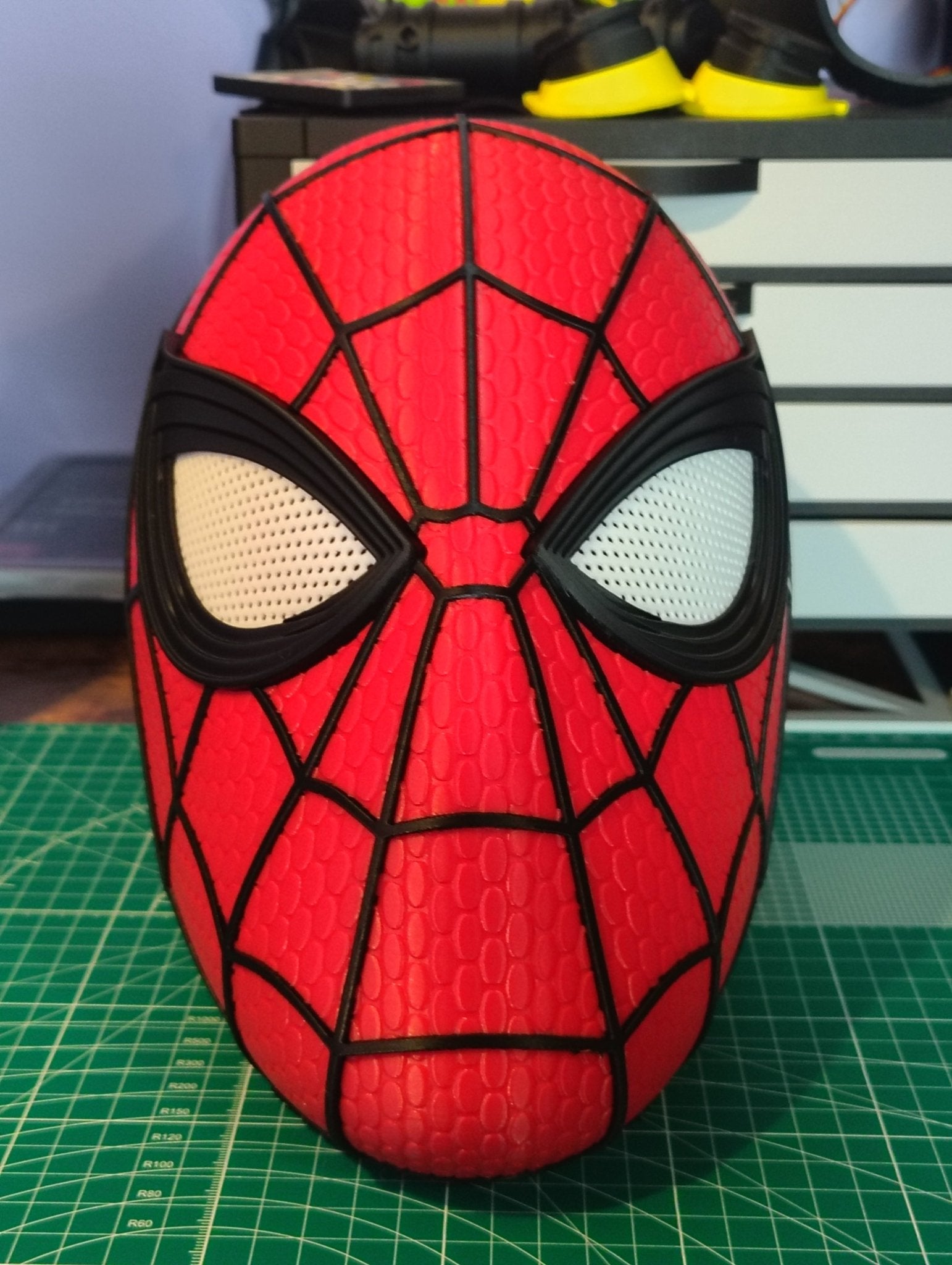 Casque Cosplay Fan-Art - Spider-Man Brand New Day - Casque sur mesure imprimé en 3D - Le Front Fuyant